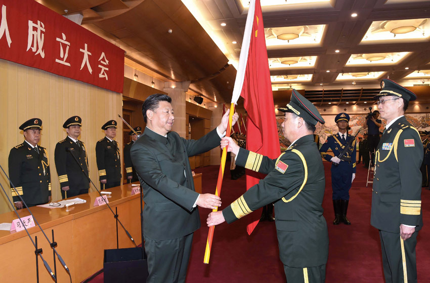 9月13日，中央軍委聯(lián)勤保障部隊成立大會在北京八一大樓隆重舉行。中共中央總書記、國家主席、中央軍委主席習近平向武漢聯(lián)勤保障基地和無錫、桂林、西寧、沈陽、鄭州聯(lián)勤保障中心授予軍旗並致訓詞。這是習近平向武漢聯(lián)勤保障基地司令員李士生、政治委員殷志紅授軍旗。新華社記者李剛攝
