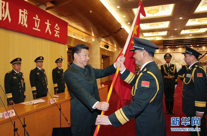 9月13日，中央軍委聯(lián)勤保障部隊成立大會在北京八一大樓隆重舉行。中共中央總書記、國家主席、中央軍委主席習近平向武漢聯(lián)勤保障基地和無錫、桂林、西寧、沈陽、鄭州聯(lián)勤保障中心授予軍旗並致訓詞。這是習近平向桂林聯(lián)勤保障中心主任、政治委員授軍旗。新華社記者李剛攝