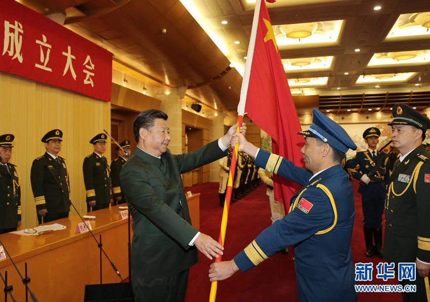 9月13日，中央軍委聯(lián)勤保障部隊成立大會在北京八一大樓隆重舉行。中共中央總書記、國家主席、中央軍委主席習近平向武漢聯(lián)勤保障基地和無錫、桂林、西寧、沈陽、鄭州聯(lián)勤保障中心授予軍旗並致訓詞。這是習近平向鄭州聯(lián)勤保障中心主任、政治委員授軍旗。新華社記者李剛攝