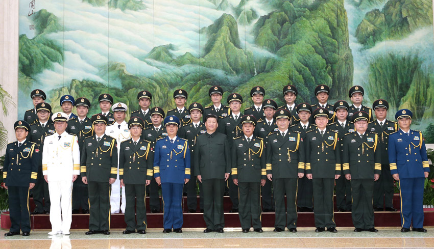 9月13日，中央軍委聯(lián)勤保障部隊成立大會在北京八一大樓隆重舉行。中共中央總書記、國家主席、中央軍委主席習(xí)近平向武漢聯(lián)勤保障基地和無錫、桂林、西寧、沈陽、鄭州聯(lián)勤保障中心授予軍旗並致訓(xùn)詞。這是習(xí)近平接見武漢聯(lián)勤保障基地領(lǐng)導(dǎo)班子成員和各聯(lián)勤保障中心主要領(lǐng)導(dǎo)，並同大家合影留念。新華社記者李剛攝