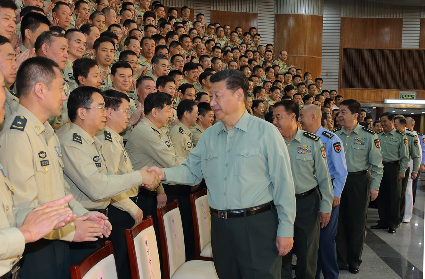 9月26日，中共中央總書記、國家主席、中央軍委主席習(xí)近平視察火箭軍機關(guān)，代表黨中央和中央軍委，對火箭軍第一次黨代表大會的召開表示熱烈的祝賀，向火箭軍全體指戰(zhàn)員致以誠摯的問候。這是習(xí)近平親切接見火箭軍第一次黨代會全體代表。新華社記者李剛攝