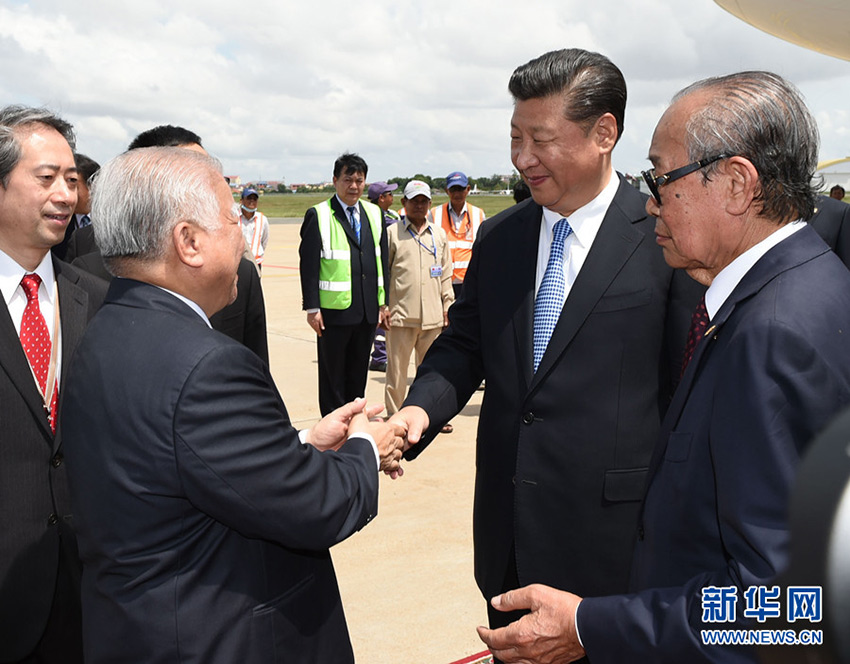 10月13日，國家主席習(xí)近平乘專機(jī)抵達(dá)金邊國際機(jī)場(chǎng)，開始對(duì)柬埔寨王國進(jìn)行國事訪問。柬埔寨副首相兼王宮事務(wù)大臣貢桑奧親王和夏卡朋親王、阿倫公主等在舷梯旁熱情迎接習(xí)近平主席。新華社記者　謝環(huán)馳　攝