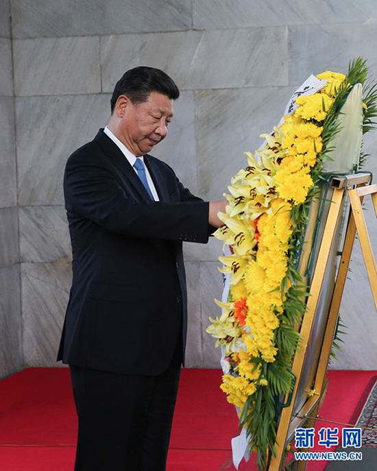 10月13日，國家主席習近平在金邊同柬埔寨首相洪森舉行會談。會談前，習近平向柬埔寨獨立紀念碑獻花圈。 新華社記者丁林攝