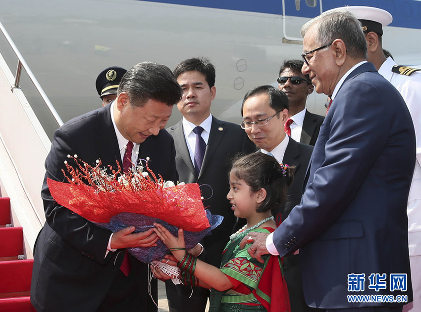 10月14日，國家主席習(xí)近平抵達(dá)達(dá)卡，開始對(duì)孟加拉人民共和國進(jìn)行國事訪問。這是習(xí)近平接受孟加拉國兒童獻(xiàn)花。 新華社記者 蘭紅光 攝