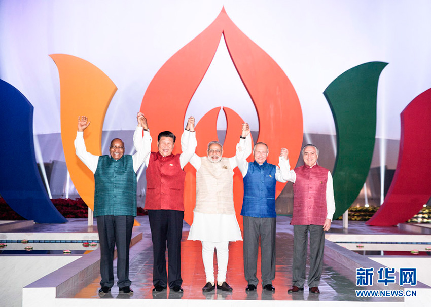 10月15日，國家主席習(xí)近平在印度果阿出席印度總理莫迪為金磚國家領(lǐng)導(dǎo)人舉行的非正式晚宴。這是五國領(lǐng)導(dǎo)人晚宴前合影。 新華社記者丁林?jǐn)z