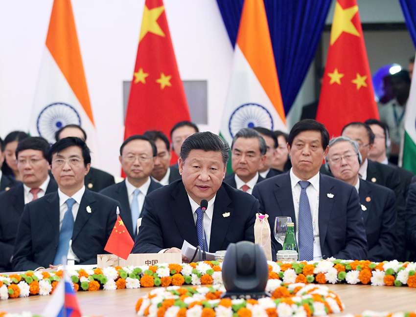10月16日，金磚國家領(lǐng)導人第八次會晤在印度果阿舉行。中國國家主席習近平、印度總理莫迪、南非總統(tǒng)祖馬、巴西總統(tǒng)特梅爾、俄羅斯總統(tǒng)普京出席。習近平發(fā)表題為《堅定信心　共謀發(fā)展》的重要講話。新華社記者姚大偉攝