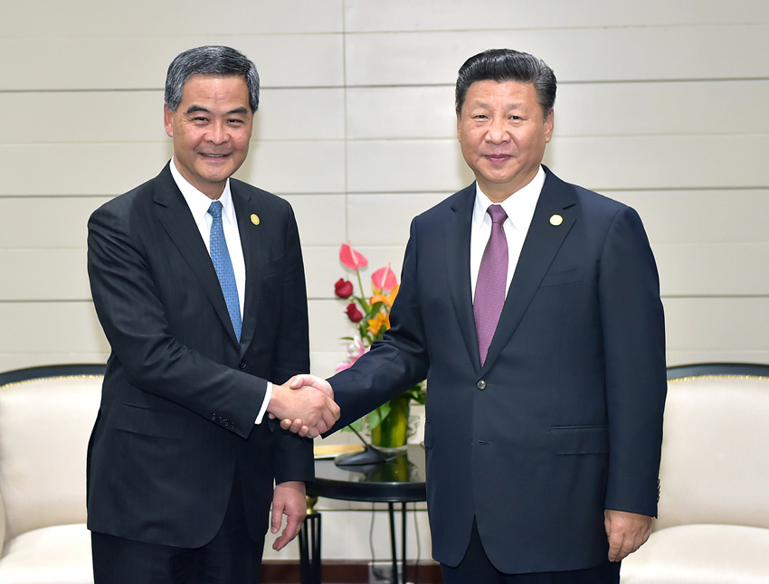 11月20日，國(guó)家主席習(xí)近平在秘魯首都利馬會(huì)見前來出席亞太經(jīng)合組織第二十四次領(lǐng)導(dǎo)人非正式會(huì)議的香港特別行政區(qū)行政長(zhǎng)官梁振英。新華社記者 李濤 攝