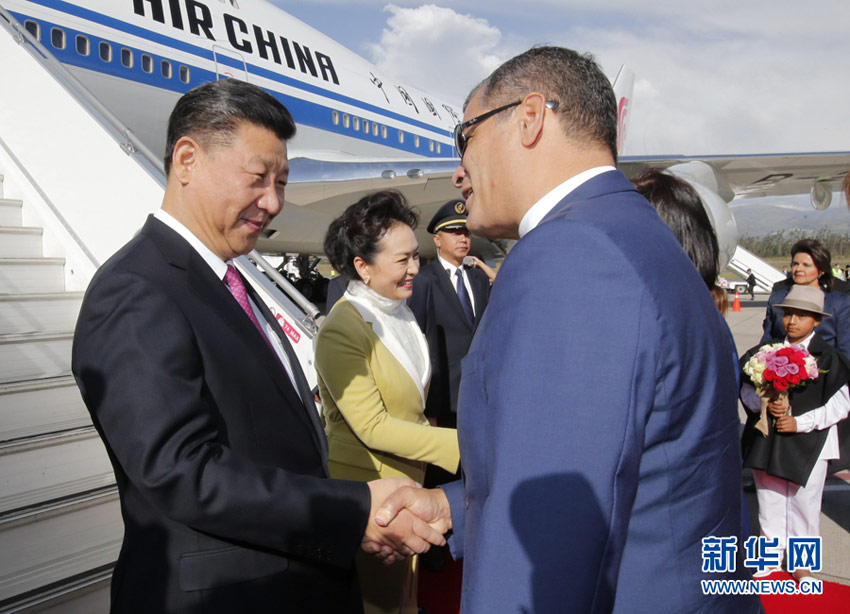 當?shù)貢r間11月17日，國家主席習(xí)近平乘專機抵達基多，開始對厄瓜多爾共和國進行國事訪問。厄瓜多爾總統(tǒng)科雷亞和夫人馬勒布等在舷梯旁熱情迎接習(xí)近平和夫人彭麗媛。新華社記者 鞠鵬 攝