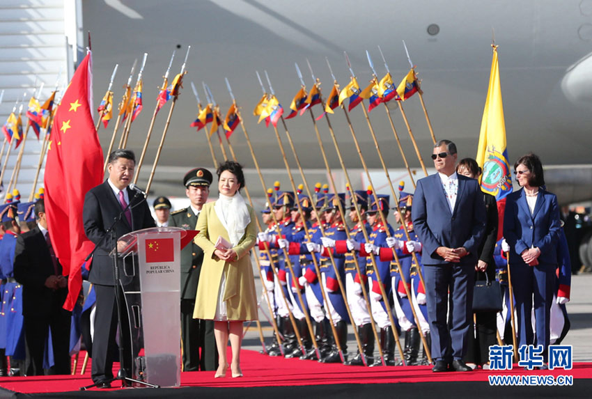 當(dāng)?shù)貢r(shí)間11月17日，國(guó)家主席習(xí)近平乘專(zhuān)機(jī)抵達(dá)基多，開(kāi)始對(duì)厄瓜多爾共和國(guó)進(jìn)行國(guó)事訪問(wèn)。厄瓜多爾總統(tǒng)科雷亞在機(jī)場(chǎng)為習(xí)近平舉行隆重歡迎儀式。這是習(xí)近平在歡迎儀式上致辭。新華社記者 馬佔(zhàn)成 攝