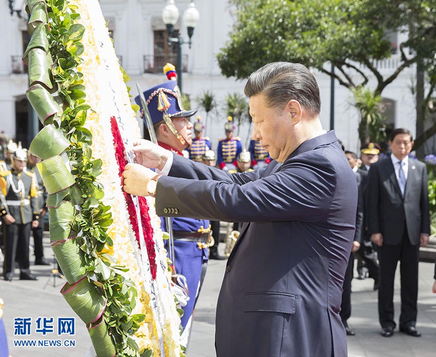 當(dāng)?shù)貢r(shí)間11月18日，國(guó)家主席習(xí)近平向厄瓜多爾獨(dú)立英雄紀(jì)念碑敬獻(xiàn)花圈。 新華社記者 黃敬文 攝