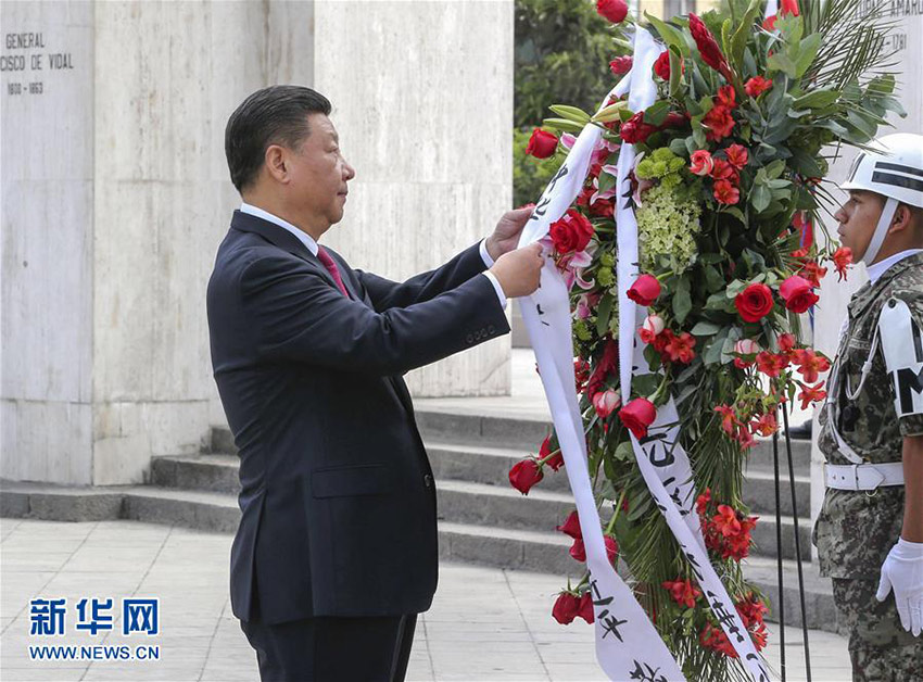 11月21日，國(guó)家主席習(xí)近平在利馬同秘魯總統(tǒng)庫(kù)琴斯基舉行會(huì)談。會(huì)談前，在庫(kù)琴斯基夫婦陪同下，習(xí)近平和彭麗媛向秘魯獨(dú)立先驅(qū)紀(jì)念碑敬獻(xiàn)花圈。新華社記者 丁林 攝