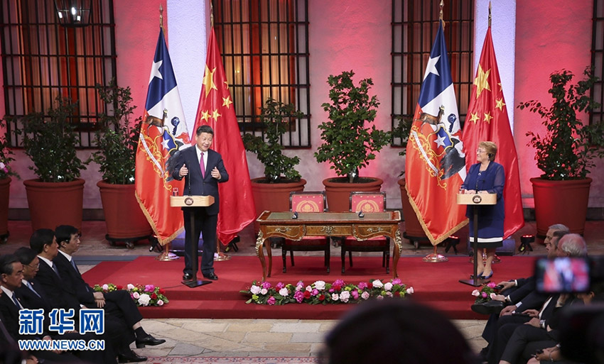 11月22日，國(guó)家主席習(xí)近平在聖地亞哥同智利總統(tǒng)巴切萊特舉行會(huì)談。這是會(huì)談后，兩國(guó)元首共同會(huì)見(jiàn)記者。 新華社記者 蘭紅光 攝