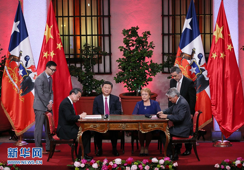 11月22日，國家主席習近平在聖地亞哥同智利總統(tǒng)巴切萊特舉行會談。這是會談后，兩國元首見証經(jīng)貿(mào)、農(nóng)業(yè)、質(zhì)檢、文化、教育、電子商務(wù)、信息通信、金融等領(lǐng)域多項雙邊合作文件的簽署。新華社記者 蘭紅光 攝