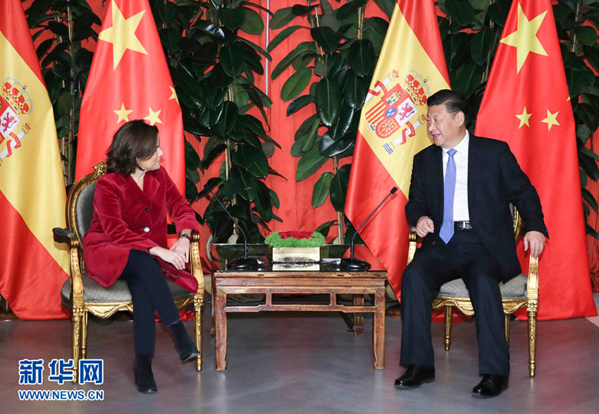 11月24日，國(guó)家主席習(xí)近平在西班牙大加那利島會(huì)見西班牙副首相薩恩斯。 新華社記者 蘭紅光 攝