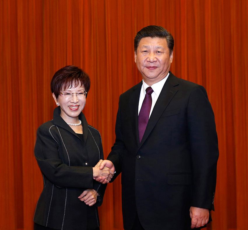 11月1日，中共中央總書記習(xí)近平在北京人民大會堂會見洪秀柱主席率領(lǐng)的中國國民黨大陸訪問團(tuán)。新華社記者 鞠 鵬攝