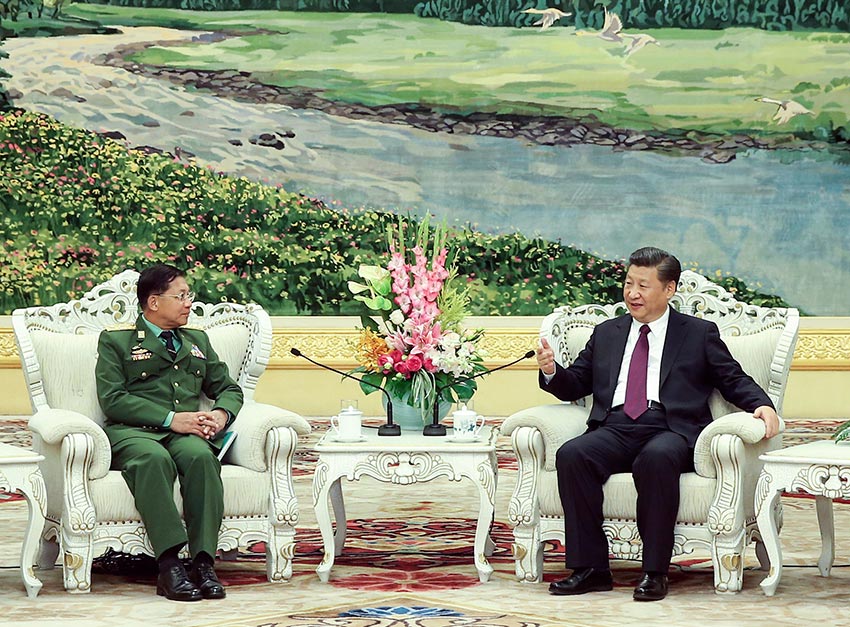 11月1日，國(guó)家主席、中央軍委主席習(xí)近平在北京人民大會(huì)堂會(huì)見(jiàn)來(lái)訪的緬甸國(guó)防軍總司令敏昂萊。新華社記者 龐興雷攝