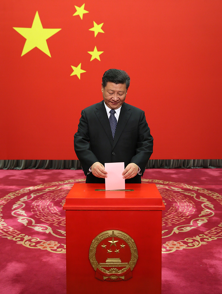 11月15日，中共中央總書記、國家主席、中央軍委主席習近平在北京市西城區(qū)中南海選區(qū)懷仁堂投票站參加區(qū)人大代表選舉投票。 新華社記者蘭紅光 攝