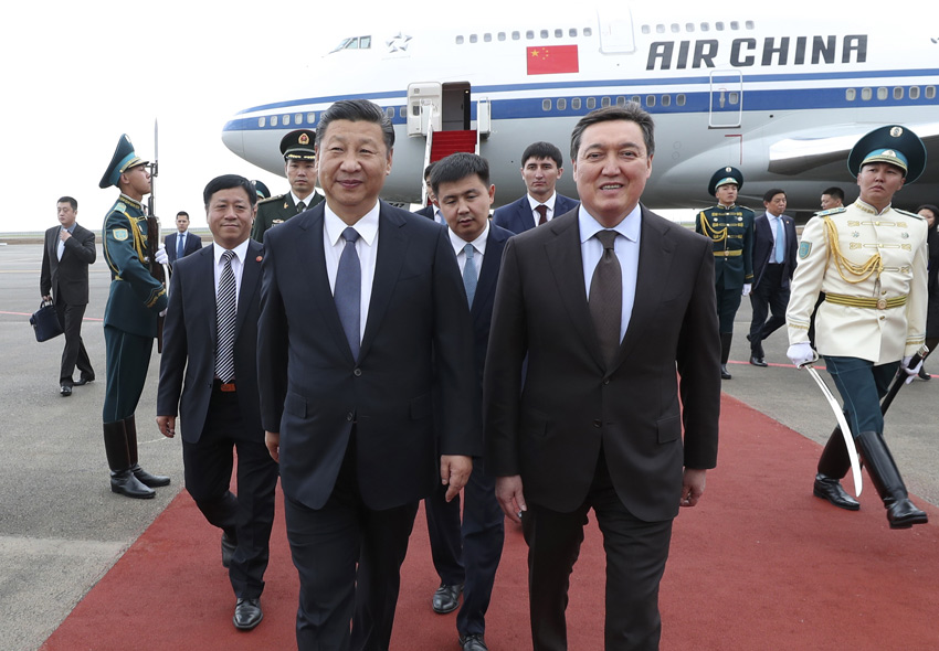 6月7日，國家主席習(xí)近平乘專機(jī)抵達(dá)哈薩克斯坦共和國首都阿斯塔納，開始對(duì)哈薩克斯坦共和國進(jìn)行國事訪問並出席上海合作組織成員國元首理事會(huì)第十七次會(huì)議和阿斯塔納專項(xiàng)世博會(huì)開幕式。習(xí)近平在機(jī)場(chǎng)受到哈薩克斯坦第一副總理馬明等熱情迎接。新華社記者 龐興雷 攝