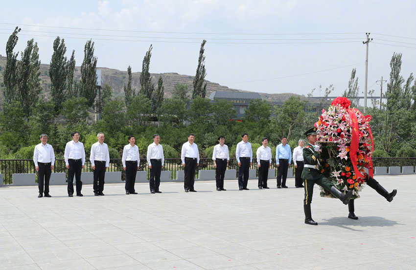 6月21日，中共中央總書記、國家主席、中央軍委主席習(xí)近平到山西考察調(diào)研。這是習(xí)近平來到興縣，參觀晉綏邊區(qū)革命紀(jì)念館，向革命烈士敬獻(xiàn)花籃。新華社記者 龐興雷 攝