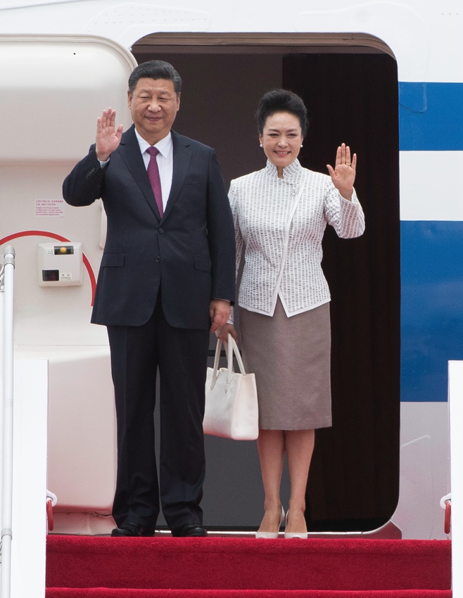 6月29日中午，中共中央總書記、國家主席、中央軍委主席習(xí)近平乘專機(jī)抵達(dá)香港，出席將於7月1日舉行的慶祝香港回歸祖國20周年大會(huì)暨香港特別行政區(qū)第五屆政府就職典禮並視察香港。這是習(xí)近平和夫人彭麗媛走出艙門，向歡迎的人群揮手致意。新華社記者 呂小煒 攝