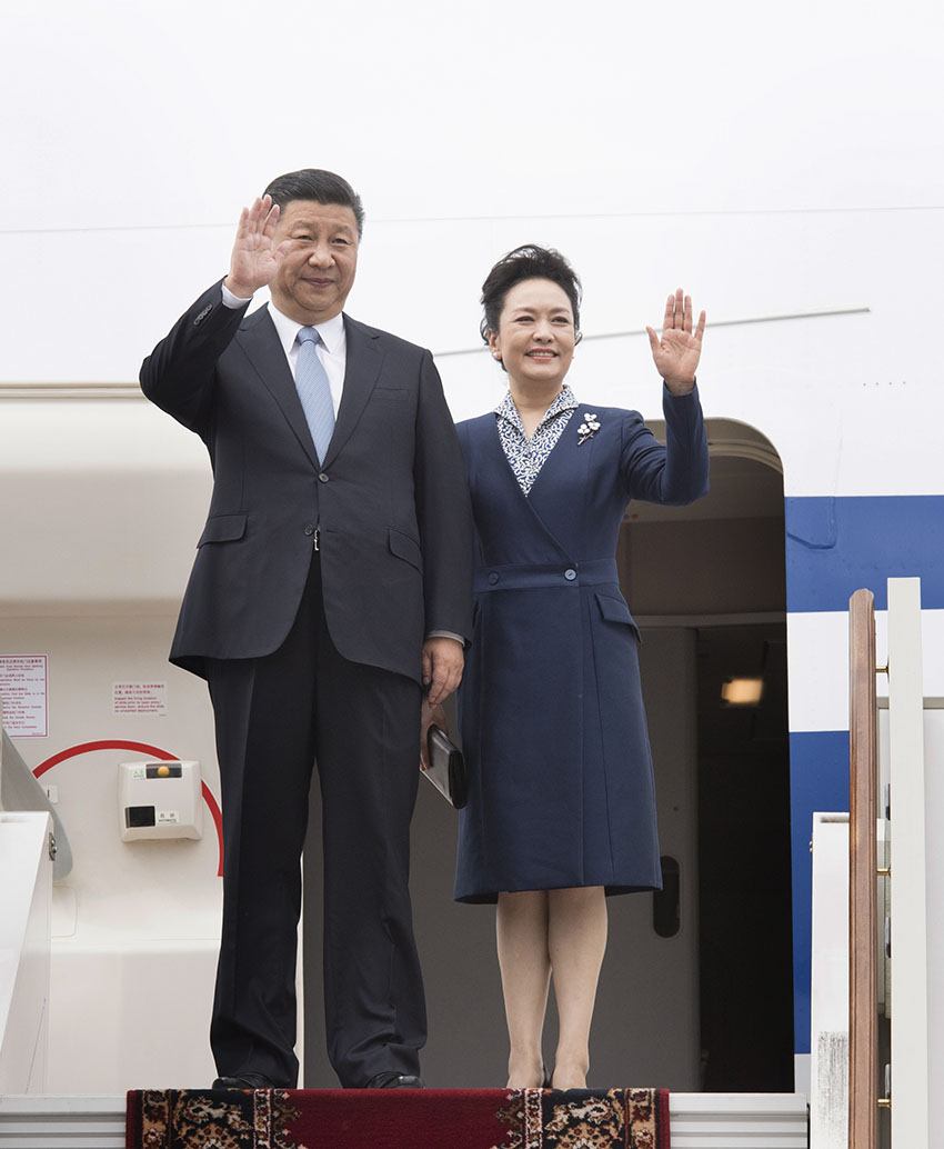 7月3日，國家主席習(xí)近平乘專機(jī)抵達(dá)莫斯科，開始對(duì)俄羅斯聯(lián)邦進(jìn)行國事訪問。這是習(xí)近平和夫人彭麗媛步出艙門。 新華社記者 李學(xué)仁 攝
