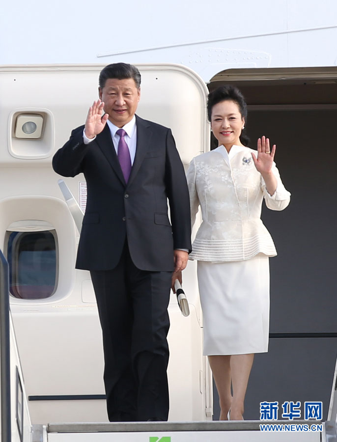 7月4日，國家主席習(xí)近平乘專機(jī)抵達(dá)柏林，開始對(duì)德意志聯(lián)邦共和國進(jìn)行國事訪問。這是習(xí)近平和夫人彭麗媛步出艙門。 新華社記者 姚大偉 攝