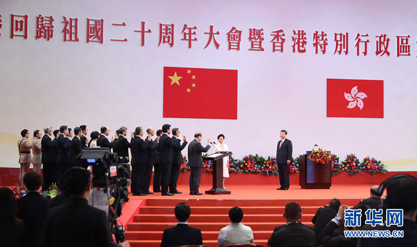 7月1日上午，慶祝香港回歸祖國20周年大會暨香港特別行政區(qū)第五屆政府就職典禮在香港會展中心隆重舉行。中共中央總書記、國家主席、中央軍委主席習(xí)近平出席並發(fā)表重要講話。這是習(xí)近平監(jiān)誓，香港特別行政區(qū)第五屆政府主要官員在林鄭月娥帶領(lǐng)下宣誓就職。新華社記者 鞠鵬 攝
