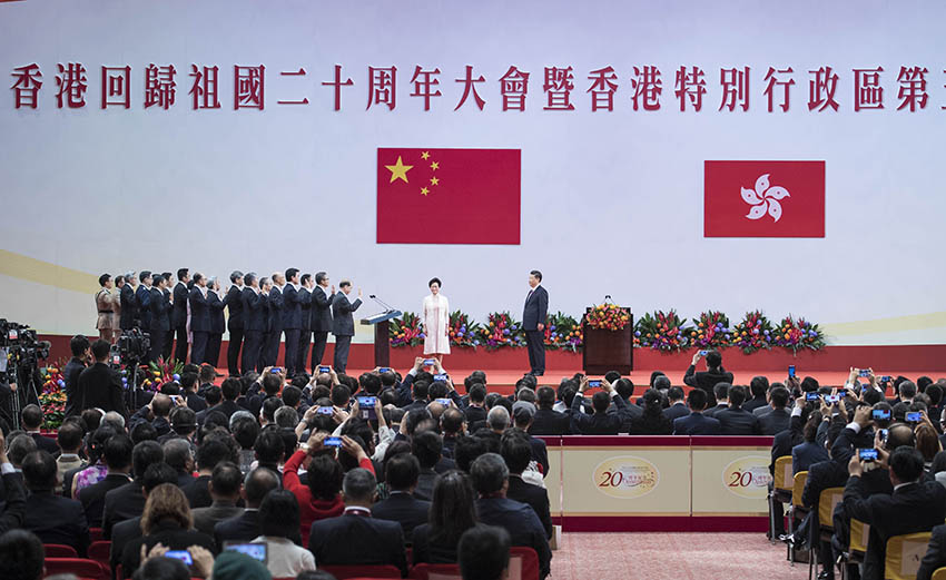 7月1日上午，慶祝香港回歸祖國20周年大會暨香港特別行政區(qū)第五屆政府就職典禮在香港會展中心隆重舉行。中共中央總書記、國家主席、中央軍委主席習近平出席並發(fā)表重要講話。這是習近平監(jiān)誓，香港特別行政區(qū)第五屆政府主要官員在林鄭月娥帶領下宣誓就職。新華社記者 李濤 攝