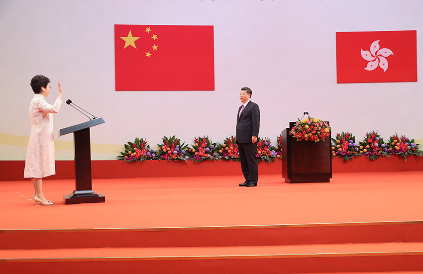 7月1日上午，慶祝香港回歸祖國(guó)20周年大會(huì)暨香港特別行政區(qū)第五屆政府就職典禮在香港會(huì)展中心隆重舉行。中共中央總書記、國(guó)家主席、中央軍委主席習(xí)近平出席並發(fā)表重要講話。這是習(xí)近平監(jiān)誓，香港特別行政區(qū)第五任行政長(zhǎng)官林鄭月娥宣誓就職。新華社記者 蘭紅光 攝