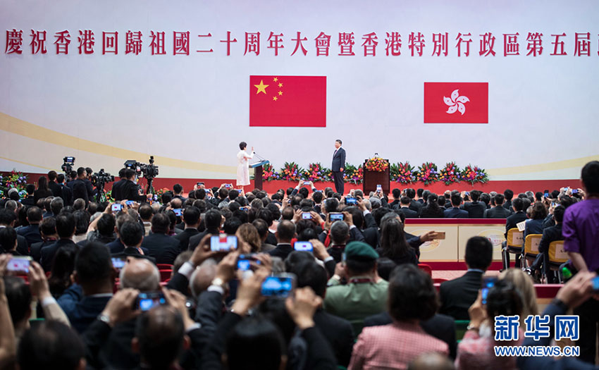 7月1日上午，慶祝香港回歸祖國(guó)20周年大會(huì)暨香港特別行政區(qū)第五屆政府就職典禮在香港會(huì)展中心隆重舉行。中共中央總書記、國(guó)家主席、中央軍委主席習(xí)近平出席並發(fā)表重要講話。這是習(xí)近平監(jiān)誓，香港特別行政區(qū)第五任行政長(zhǎng)官林鄭月娥宣誓就職。新華社記者 李濤 攝