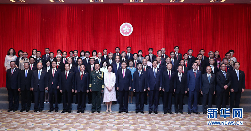 7月1日上午，國家主席習(xí)近平在香港特別行政區(qū)行政長官林鄭月娥陪同下，會見香港特別行政區(qū)新任行政、立法、司法機(jī)構(gòu)負(fù)責(zé)人。 新華社記者 鞠鵬 攝