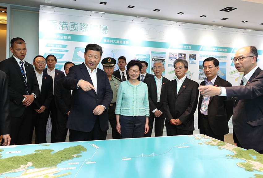 7月1日上午，國家主席習(xí)近平在香港特別行政區(qū)行政長官林鄭月娥陪同下，考察港珠澳大橋香港段建設(shè)工地和香港國際機(jī)場第三跑道建設(shè)情況。這是習(xí)近平來到香港國際機(jī)場，考察第三跑道建設(shè)情況，觀看展板和沙盤模型。 新華社記者 丁林 攝