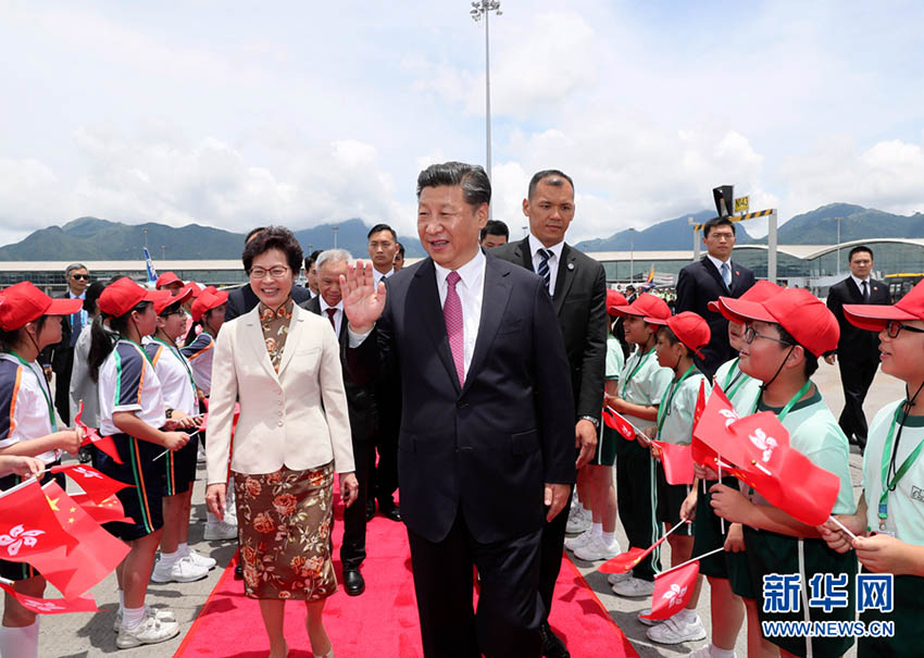 7月1日中午，中共中央總書記、國家主席、中央軍委主席習近平圓滿結束在香港的各項活動，從香港乘專機返回北京。這是在歡送儀式上，習近平向歡送隊伍揮手道別。 新華社記者 蘭紅光 攝