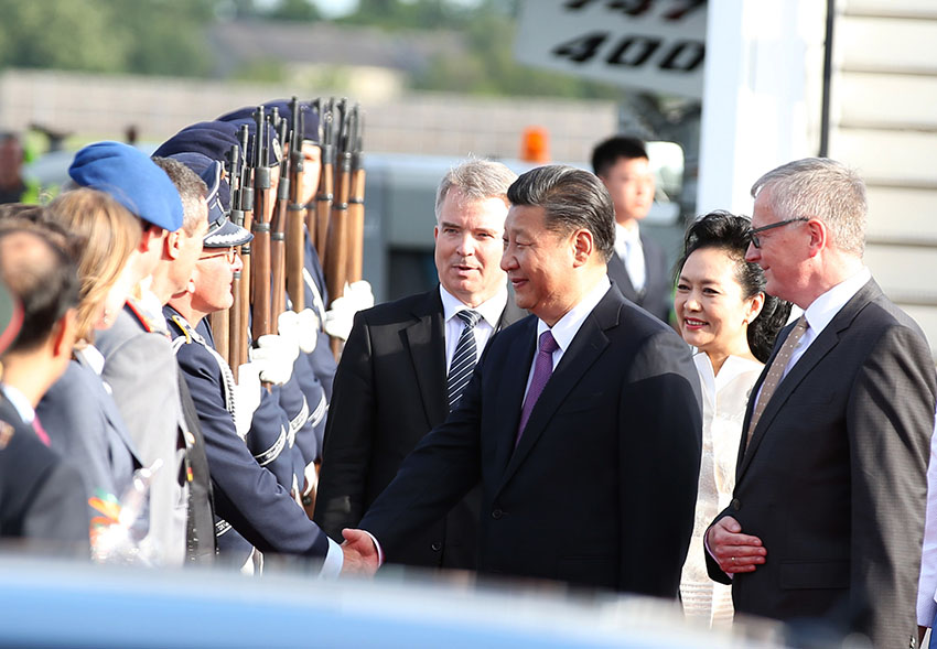 7月4日，國家主席習近平乘專機抵達柏林，開始對德意志聯(lián)邦共和國進行國事訪問。德國政府高級官員在舷梯旁迎接習近平和夫人彭麗媛。新華社記者 姚大偉 攝