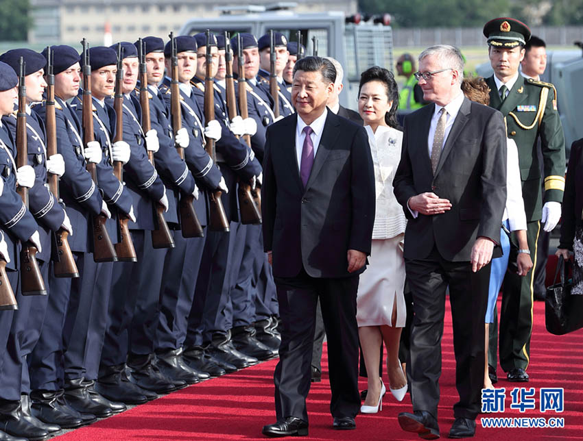 7月4日，國家主席習(xí)近平乘專機(jī)抵達(dá)柏林，開始對德意志聯(lián)邦共和國進(jìn)行國事訪問。德國政府高級官員在舷梯旁迎接習(xí)近平和夫人彭麗媛。新華社記者 王曄 攝