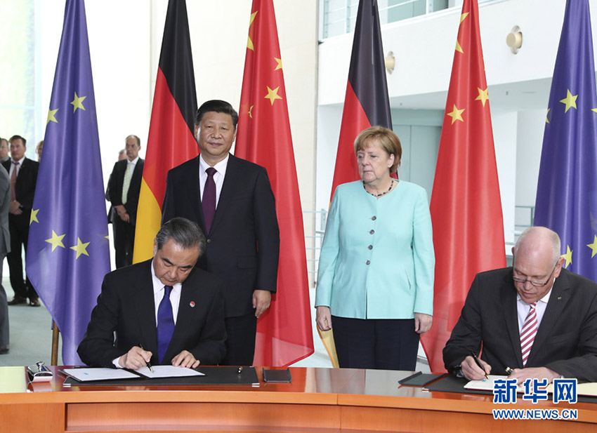 7月5日，國家主席習(xí)近平在柏林同德國總理默克爾舉行會(huì)談。會(huì)談后，兩國領(lǐng)導(dǎo)人共同見証了航天、智能制造、工業(yè)互聯(lián)網(wǎng)、數(shù)字化、第三方市場、大熊貓合作研究等領(lǐng)域多項(xiàng)雙邊合作文件的簽署。新華社記者馬佔(zhàn)成攝