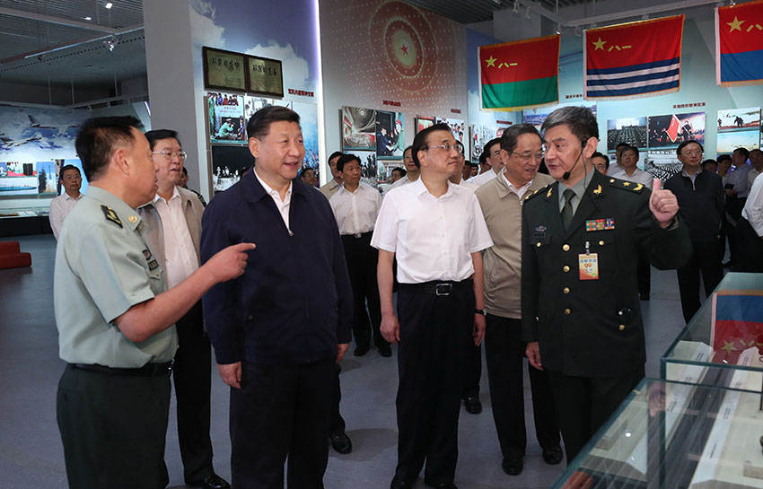 7月21日，黨和國家領(lǐng)導(dǎo)人習(xí)近平、李克強、張德江、俞正聲、劉雲(yún)山、王岐山、張高麗等在中國人民革命軍事博物館參觀“銘記光輝歷史 開創(chuàng)強軍偉業(yè)——慶祝中國人民解放軍建軍90周年主題展覽”。 新華社記者馬佔成攝