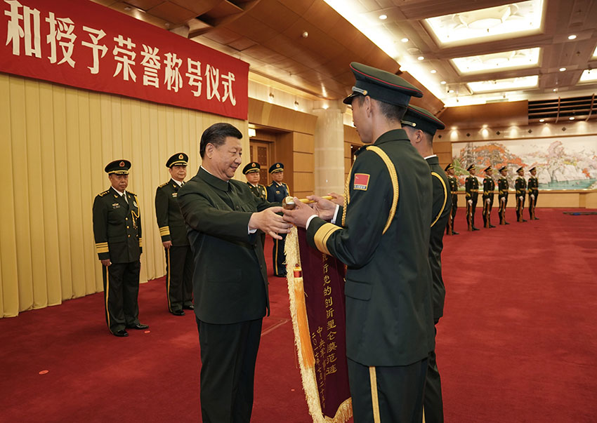 7月28日，中央軍委頒授“八一勛章”和授予榮譽稱號儀式在北京八一大樓隆重舉行。中共中央總書記、國家主席、中央軍委主席習(xí)近平向“八一勛章”獲得者頒授勛章和証書，向獲得榮譽稱號的單位頒授獎旗。這是習(xí)近平向獲得榮譽稱號的單位頒授獎旗。新華社記者李剛攝