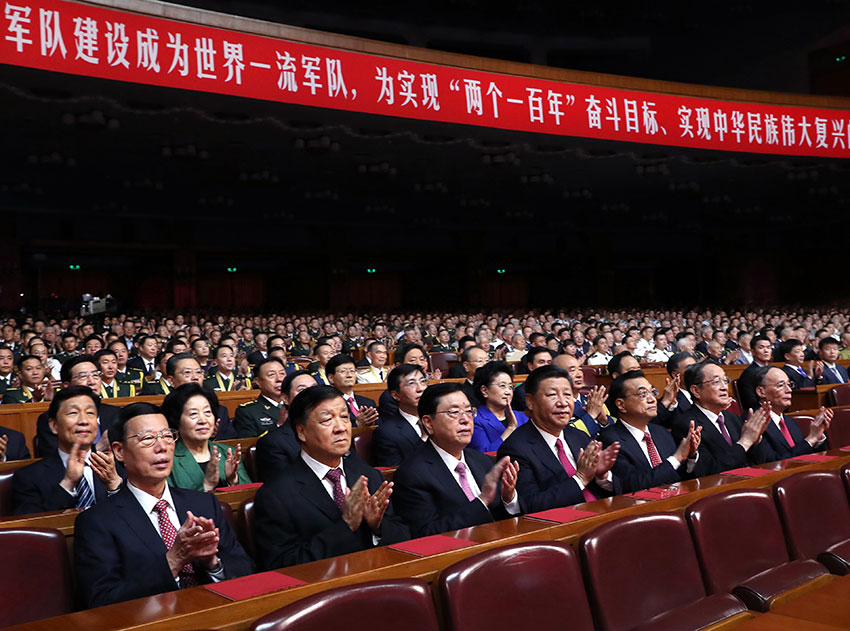 7月28日，慶祝中國(guó)人民解放軍建軍90周年文藝晚會(huì)《在黨的旗幟下》在北京人民大會(huì)堂舉行。中共中央總書(shū)記、國(guó)家主席、中央軍委主席習(xí)近平和李克強(qiáng)、張德江、俞正聲、劉雲(yún)山、王岐山、張高麗等黨和國(guó)家領(lǐng)導(dǎo)人，與首都3000多名各界群眾一起觀(guān)看演出。新華社記者 馬佔(zhàn)成 攝