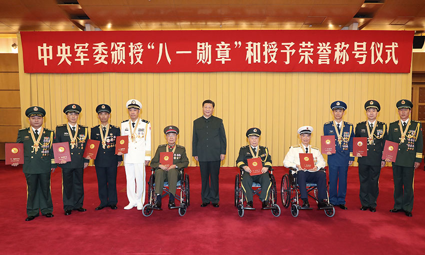 7月28日，中央軍委頒授“八一勛章”和授予榮譽(yù)稱號儀式在北京八一大樓隆重舉行。中共中央總書記、國家主席、中央軍委主席習(xí)近平向“八一勛章”獲得者頒授勛章和証書，向獲得榮譽(yù)稱號的單位頒授獎旗。這是習(xí)近平同獲得“八一勛章”的同志集體合影。新華社記者李剛攝