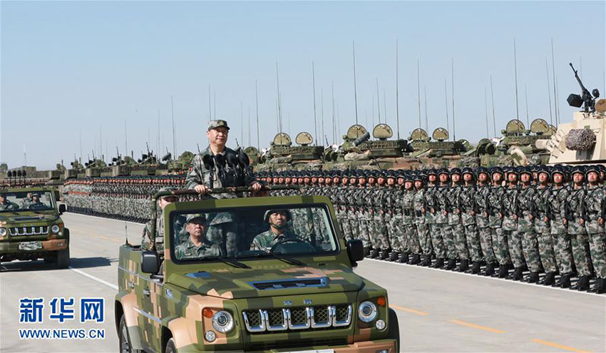7月30日上午，慶祝中國人民解放軍建軍90周年閱兵在朱日和聯(lián)合訓(xùn)練基地隆重舉行。中共中央總書記、國家主席、中央軍委主席習(xí)近平檢閱部隊(duì)並發(fā)表重要講話。這是習(xí)近平乘車檢閱部隊(duì)。新華社記者 李剛 攝