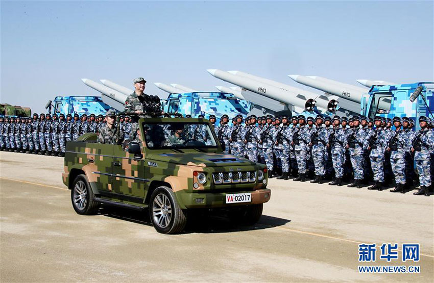 7月30日上午，慶祝中國人民解放軍建軍90周年閱兵在朱日和聯(lián)合訓練基地隆重舉行。中共中央總書記、國家主席、中央軍委主席習近平檢閱部隊並發(fā)表重要講話。這是習近平乘車檢閱部隊。新華社記者 李濤 攝