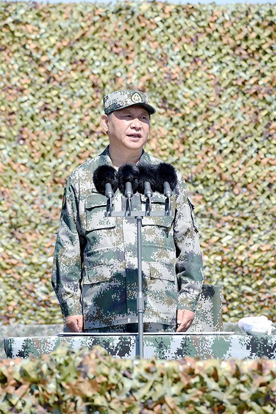 7月30日上午，慶祝中國人民解放軍建軍90周年閱兵在朱日和聯(lián)合訓(xùn)練基地隆重舉行。中共中央總書記、國家主席、中央軍委主席習(xí)近平檢閱部隊並發(fā)表重要講話。新華社記者 蘭紅光攝