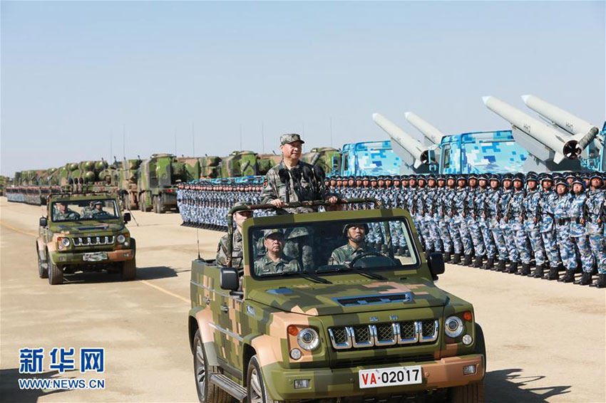 7月30日上午，慶祝中國人民解放軍建軍90周年閱兵在朱日和聯(lián)合訓(xùn)練基地隆重舉行。中共中央總書記、國家主席、中央軍委主席習(xí)近平檢閱部隊(duì)並發(fā)表重要講話。這是習(xí)近平乘車檢閱部隊(duì)。新華社記者 李剛 攝
