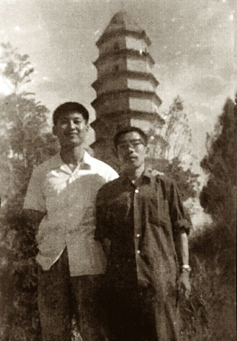1975年8月，習近平和延川縣北京知青雷榕生在延安寶塔山。