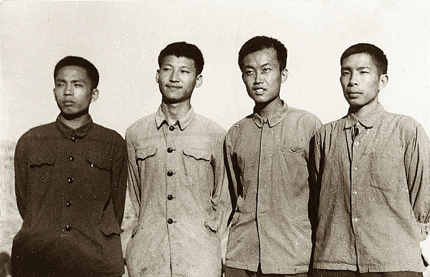 1973年，習(xí)近平和延川縣北京知青雷平生（左一）、陶海粟（右二）、雷榕生（右一）在延川。