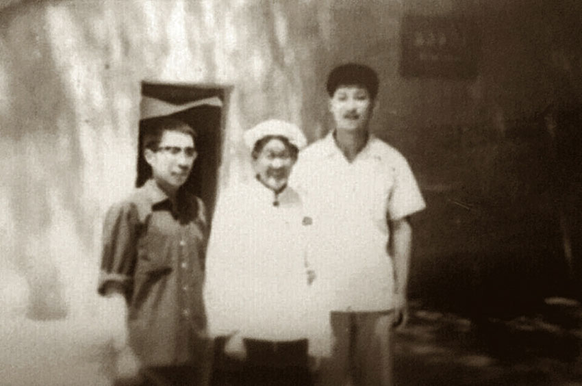 1975年8月，習(xí)近平和延川縣北京知青雷榕生，同勞動(dòng)英雄楊步浩（中）在延安王家坪合影。