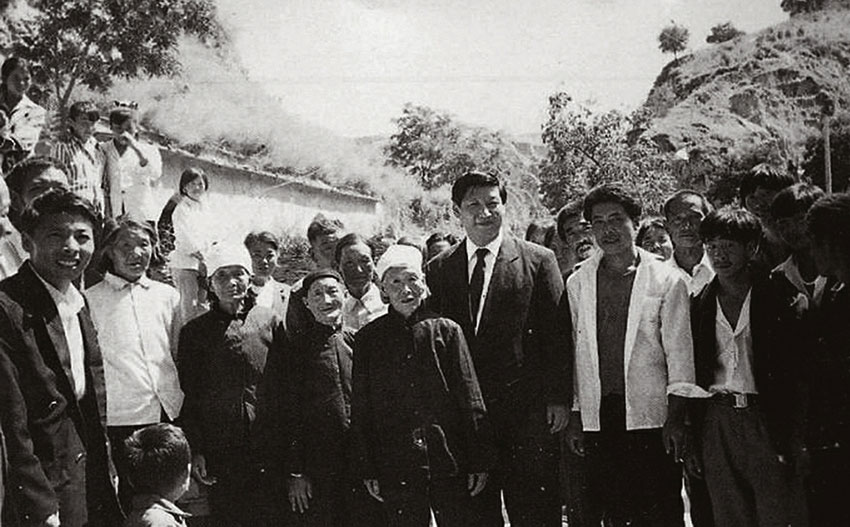 1993年9月，習(xí)近平回梁家河看望鄉(xiāng)親們。