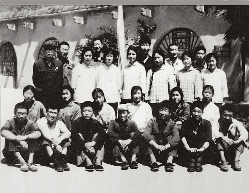 1975年，時(shí)任梁家河大隊(duì)黨支部書記習(xí)近平（后排右三）和北京及本地知青20余人，出席延安地區(qū)上山下鄉(xiāng)知識(shí)青年農(nóng)業(yè)學(xué)大寨先進(jìn)代表大會(huì)。習(xí)近平被評(píng)為先進(jìn)個(gè)人並受到表彰。