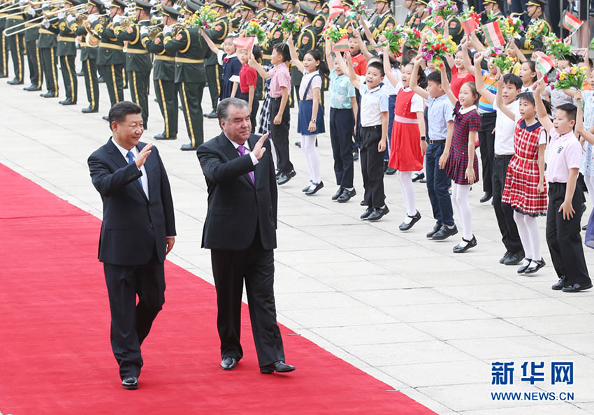 8月31日，國(guó)家主席習(xí)近平在北京人民大會(huì)堂同來(lái)華進(jìn)行國(guó)事訪問(wèn)並出席新興市場(chǎng)國(guó)家與發(fā)展中國(guó)家對(duì)話會(huì)的塔吉克斯坦總統(tǒng)拉赫蒙舉行會(huì)談。這是會(huì)談前，習(xí)近平在人民大會(huì)堂東門(mén)外廣場(chǎng)為拉赫蒙舉行歡迎儀式。新華社記者姚大偉攝